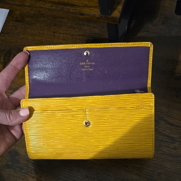 Louis Vuitton Epi Sarah Wallet - Picture 5 of 14